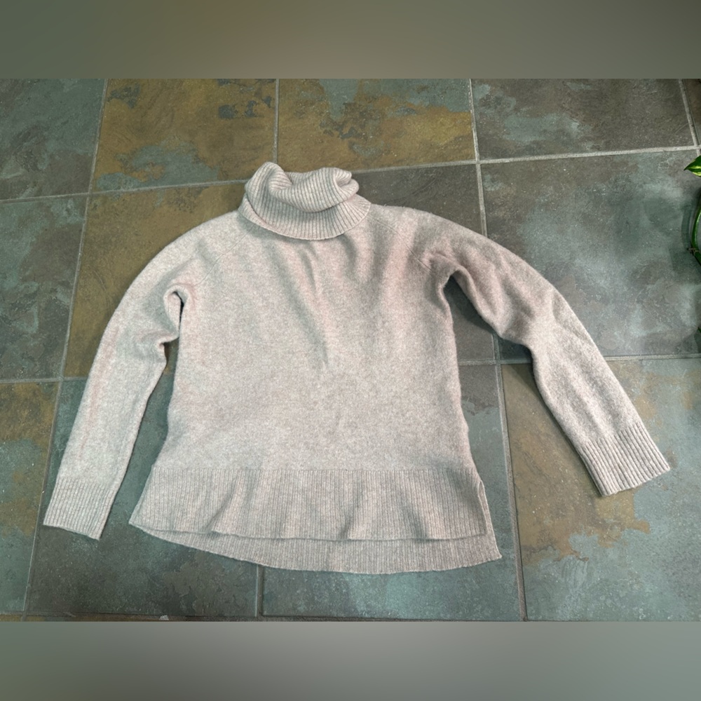 41 Hawthorn 100% Cashmere Sweater Womens M Beige Tan Turtleneck Hi/Lo Pullover